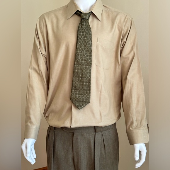 Dockers Tan Button Down Long Sleeve Collared. Pleated Back locker loop Sz XL - Picture 3 of 14